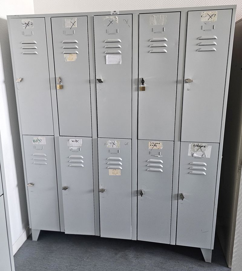 2 VESTIAIRES EN ACIER LAQUE GRIS SOURIS OUVRANT PAR 10 PORTES FERMANT PAR CADENAS SUR 1 PENDERIE. 185 X 150 X 50 CM. LOCALISATION -> BAT H : 1