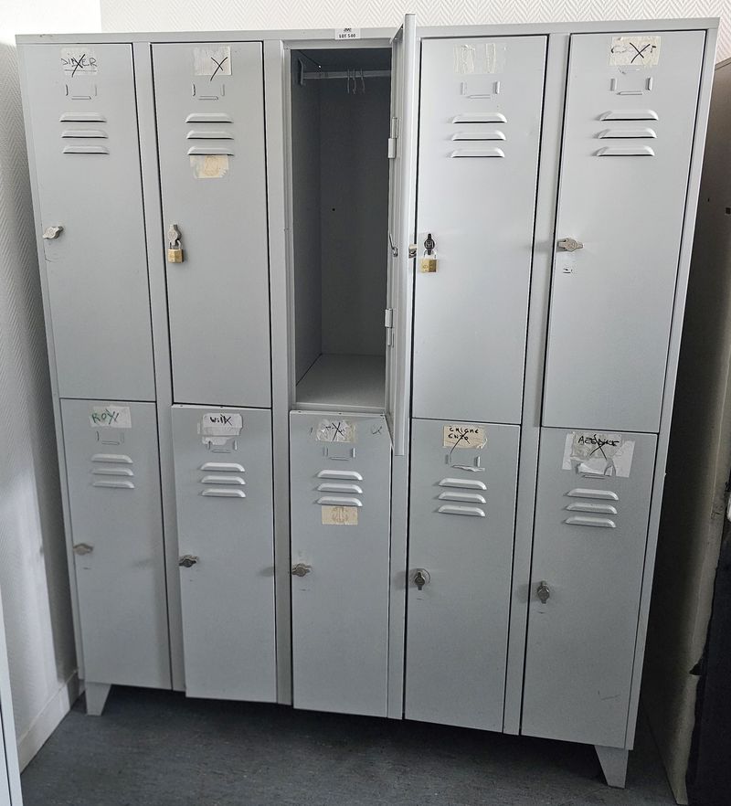 2 VESTIAIRES EN ACIER LAQUE GRIS SOURIS OUVRANT PAR 10 PORTES FERMANT PAR CADENAS SUR 1 PENDERIE. 185 X 150 X 50 CM. LOCALISATION -> BAT H : 1