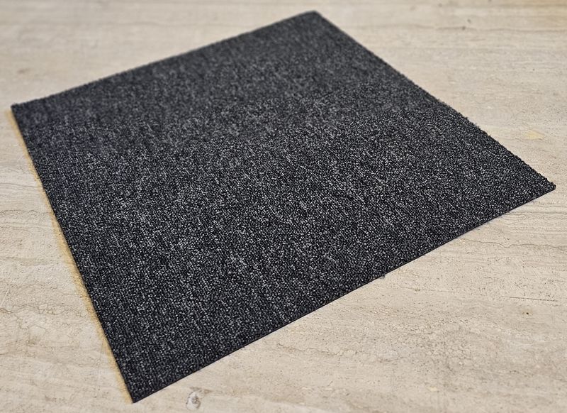 6.75 M² DE DALLE DE MOQUETTE COMPRENANT 27 CARTONS DE 15 DALLES CHACUN DE MOQUETTE EN FIBRE SYNTHETIQUE DE COULEUR GRIS ANTHRACITE ALLANT VERS LE GRIS CLAIR DE MARQUE INTERFACE MODELE INTEM 7148002 RUN 412347 DX5. 50 X 50 CM. VENDU NEUF DANS LEUR EMBALLAGE D'ORIGINE. ON Y JOINT UNE CENTAINE DE DALLE DE MOQUETTE EN FIBRE SYNTHETIQUE DE COULEUR GRIS SOURI MODELE HEUGA 727 ITEM 4122126 WO 102 314 BK5 (50 X 50 CM). LOCALISATION -> BAT B : STOCK DELTA