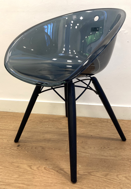 FAUTEUIL DESIGN MARCO POCCI & CLAUDIO DONDOLI MODELE GLISS 905 EDITION PEDRALI ASSISE ET DOSSIER COQUE EN POLYPROPYLENE TRANSPARENT DE COULEUR GRISE REPOSANT SUR UNE STRUCTURE EN ACIER LAQUE NOIR ET SUR 4 PIEDS EN BOIS PEINTS NOIR. 76 X 60 X 55 CM. 8 UNITES. VENDU A L'UNITE AVEC FACULTE DE REUNION. LOCALISATION -> AVE - 2 BOULEVARD DU GENERAL DE GAULLE - 92500 RUEIL MALMAISON