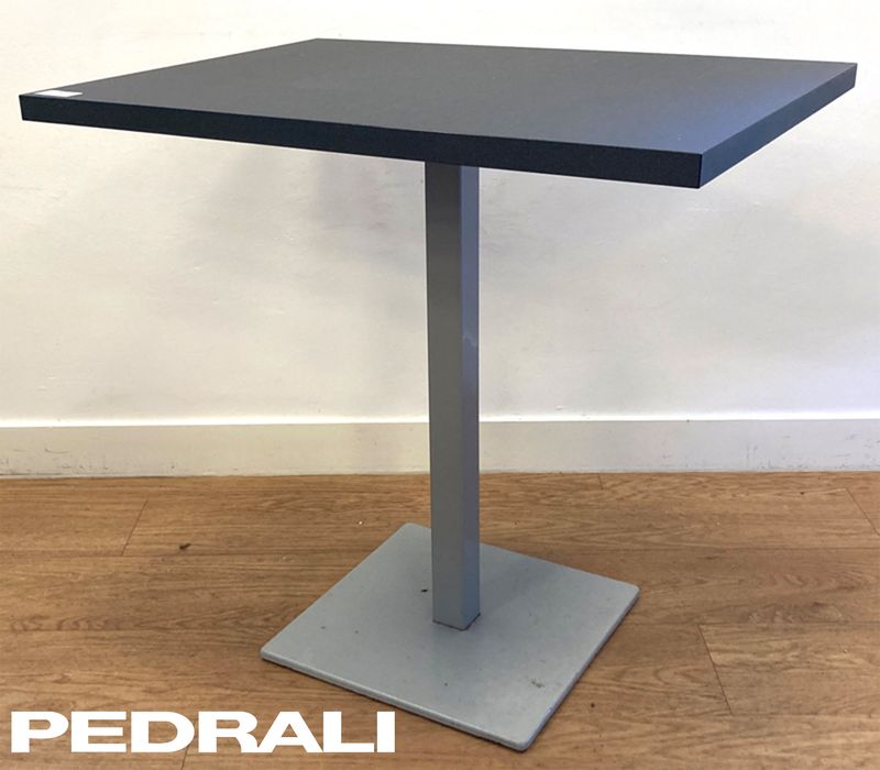 TABLE DE MARQUE PEDRALI PLATEAU RECTANGULAIRE EN BOIS STRATIFIE DE COUELUR GRIS ANTHRACITE MOUCHETE SUR UN PIETEMENT EN ACIER LAQUE GRIS ET FONTE D'ACIER. 76 X 80 X 60 CM. 2 UNITES. VENDU A L'UNITE AVEC FACULTE DE REUNION. ENLEVEMENTS : LUNDI 2 ET MARDI 3 DECEMBRE 2024 DE 9H A 17H. LOCALISATION -> AVE - 2 BOULEVARD DU GENERAL DE GAULLE - 92500 RUEIL MALMAISON69