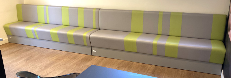 PAIRE DE BANQUETTE DOSSIER ET ASSISE EN SIMILI CUIR SURPIQUE DE COUELUR GRIS CLAIR ET VERT POMME REPOSANT SUR UN SOCLE EN BOIS STRATIFIE DE COULEUR GRIS CLAIR AVEC SYSTEME DE SOLIDARISATION. 90 X 235 X 54 CM. LOCALISATION -> AVE - 2 BOULEVARD DU GENERAL DE GAULLE - 92500 RUEIL MALMAISON