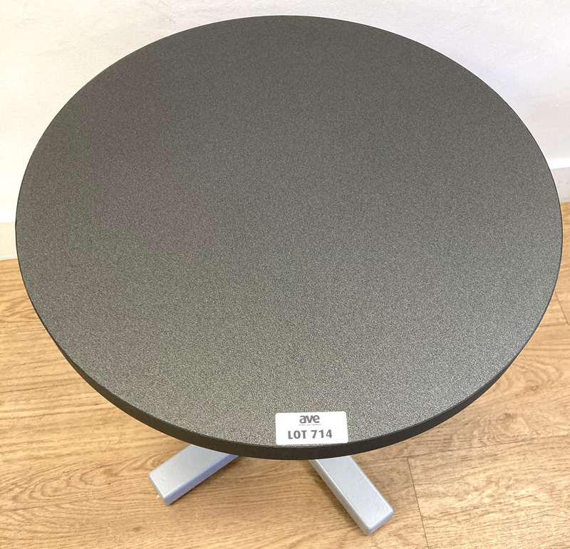 TABLE BASSE DE MARQUE PEDRALI PLATEAU ROND EN BOIS STRATIFIE DE COULEUR GRIS ANTHRACITE MOUCHETE SUR UN PIETEMENT EN ACIER LAQUE GRIS ET FONTE D'ACIER. 54 X 49,5 CM. LOCALISATION -> AVE - 2 BOULEVARD DU GENERAL DE GAULLE - 92500 RUEIL MALMAISON