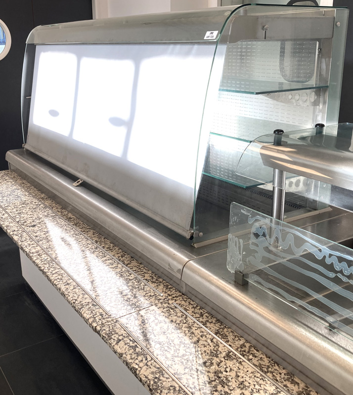 VITRINE REFRIGEREE DE PRESENTATION DE MARQUE TOURNUS EQUIPEMENT AVEC COTE CLIENT : 1 ESPACE DE PRESENTATION EN VERRE ET INOX ECLAIRE AVEC 3 ETAGERES EN VERRE FERMANT PAR 1 RIDEAU GRIS OUVRANT PAR 2 PORTES BATTANTES ET COTE SERVICE : DANS SA PARTIE BASSE OUVRANT PAR 1 PORTE SUR UN ECHELLE A 3 NIVEAUX REFRIGERES. 168 X 193 X 83 CM. LOCALISATION -> AVE - 2 BOULEVARD DU GENERAL DE GAULLE - 92500 RUEIL MALMAISON