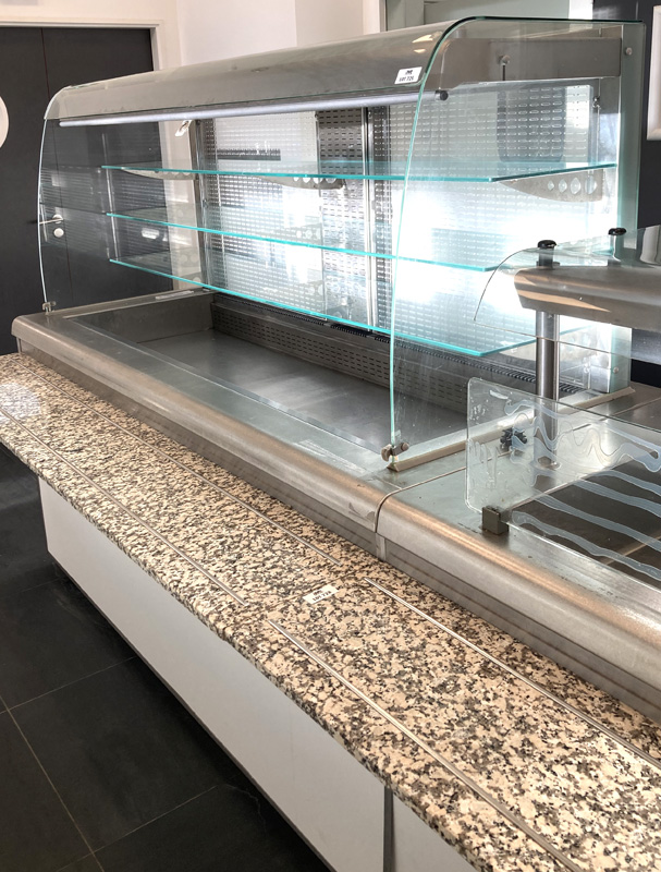 VITRINE REFRIGEREE DE PRESENTATION DE MARQUE TOURNUS EQUIPEMENT AVEC COTE CLIENT : 1 ESPACE DE PRESENTATION EN VERRE ET INOX ECLAIRE AVEC 3 ETAGERES EN VERRE FERMANT PAR 1 RIDEAU GRIS OUVRANT PAR 2 PORTES BATTANTES ET COTE SERVICE : DANS SA PARTIE BASSE OUVRANT PAR 1 PORTE SUR UN ECHELLE A 3 NIVEAUX REFRIGERES. 168 X 193 X 83 CM. LOCALISATION -> AVE - 2 BOULEVARD DU GENERAL DE GAULLE - 92500 RUEIL MALMAISON