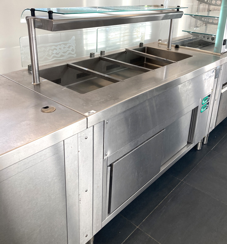 MEUBLE DE SERVICE A BAIN MARIE DE MARQUE TOURNUS EQUIPEMENT SURMONTE D'UN CHAPEAU EN VERRE ET INOX AVEC 2 SEPARATEURS DE VERRE COTE CLIENT ET COTE SERVICE OUVRANT PAR 2 PORTES COULISSANTES SUR UNE NICHE, AVEC PRISE ELECTRIQUE 230V. 133 X 160 X 83 CM. LOCALISATION -> AVE - 2 BOULEVARD DU GENERAL DE GAULLE - 92500 RUEIL MALMAISON