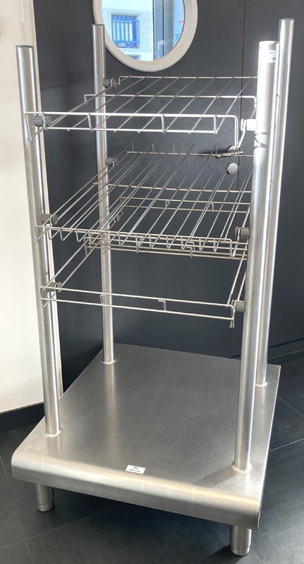 MEUBLE DE SERVICE A VERRES, COUVERTS ET PLATEAUX EN INOX ALIMENTAIRE. 151 X 76 X 80 CM. LOCALISATION -> AVE - 2 BOULEVARD DU GENERAL DE GAULLE - 92500 RUEIL MALMAISON