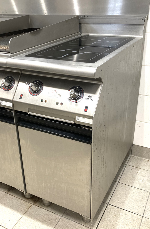 PLAQUE DE CUISSON INDUCTION A 2 FEUX EN INOX ALIMENTAIRE DE MARQUE ROSINOX MODELE INDUCTION 2X5KW/PL FERME RC8 49030 OUVRANT DANS SA PARTIE BASSE PAR UNE PORTE SUR UNE NICHE ET REPOSANT SUR 4 PIEDS. 100 X 40 X 80 CM. LOCALISATION -> AVE - 2 BOULEVARD DU GENERAL DE GAULLE - 92500 RUEIL MALMAISON