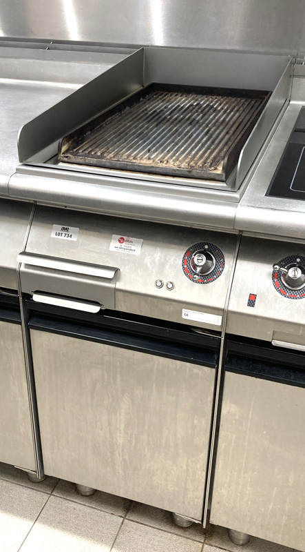 GRILLADE RAINUREE ELECTRIQUE EN INOX ALIMENTAIRE DE MARQUE ROSINOX MODELE GR 20E /PL FERME RC8 49103 400V 6KW AVEC TIROIR DE COLLECTE DE GRAISSE, OUVRANT PAR UNE PORTE DANS SA PARTIE BASSE SUR UNE NICHE, REPOSANT SUR 4 PIEDS. 100 X 40 X 80 CM. LOCALISATION -> AVE - 2 BOULEVARD DU GENERAL DE GAULLE - 92500 RUEIL MALMAISON