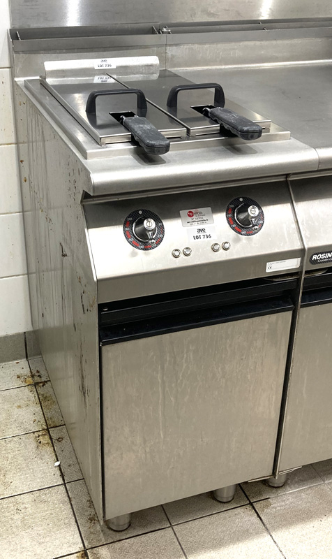 FRITEUSE ELECTRIQUE A 2 BACS EN INOX ALIMENTAIRE DE MARQUE ROSINOX MODELE 2 FR 8 E RC8 48938 400V 14KW OUVRANT PAR 1 PORTE SUR 1 NICHE AVEC 2 RECUPERATEURS D'HUILE FILTRANTS ET REPOSANT SUR 4 PIEDS. 100 X 40 X 80 CM. LOCALISATION -> AVE - 2 BOULEVARD DU GENERAL DE GAULLE - 92500 RUEIL MALMAISON