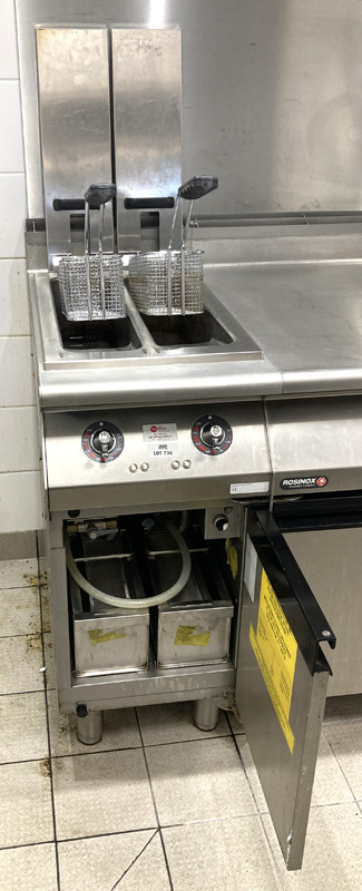 FRITEUSE ELECTRIQUE A 2 BACS EN INOX ALIMENTAIRE DE MARQUE ROSINOX MODELE 2 FR 8 E RC8 48938 400V 14KW OUVRANT PAR 1 PORTE SUR 1 NICHE AVEC 2 RECUPERATEURS D'HUILE FILTRANTS ET REPOSANT SUR 4 PIEDS. 100 X 40 X 80 CM. LOCALISATION -> AVE - 2 BOULEVARD DU GENERAL DE GAULLE - 92500 RUEIL MALMAISON