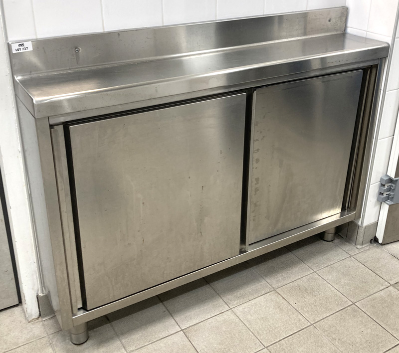 PLACARD ADOSSE EN INOX ALIMENTAIRE OUVRANT PAR 2 PORTES COULISSANTES SUR 2 ETAGERES ET REPOSANT SUR 2 PIEDS. 98,5 X 126 X 24 CM. LOCALISATION -> AVE - 2 BOULEVARD DU GENERAL DE GAULLE - 92500 RUEIL MALMAISON