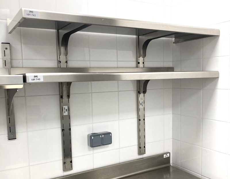 ETAGERE MURALE A 2 NIVEAUX EN INOX ALIMENTAIRE AVEC ON SUPPORT MURAL. 60 X 114 X 42 CM. LOCALISATION -> AVE - 2 BOULEVARD DU GENERAL DE GAULLE - 92500 RUEIL MALMAISON