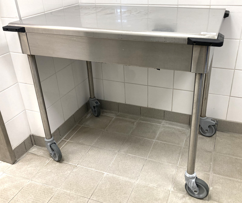 TABLE DE PREPARATION EN INOX ALIMENTAIRE REPOSANT SUR 4 PIEDS A ROULETTES DIRECTIONNELLES DONT 2 FREINEES. 90 X 105 X 74 CM. LOCALISATION -> AVE - 2 BOULEVARD DU GENERAL DE GAULLE - 92500 RUEIL MALMAISON