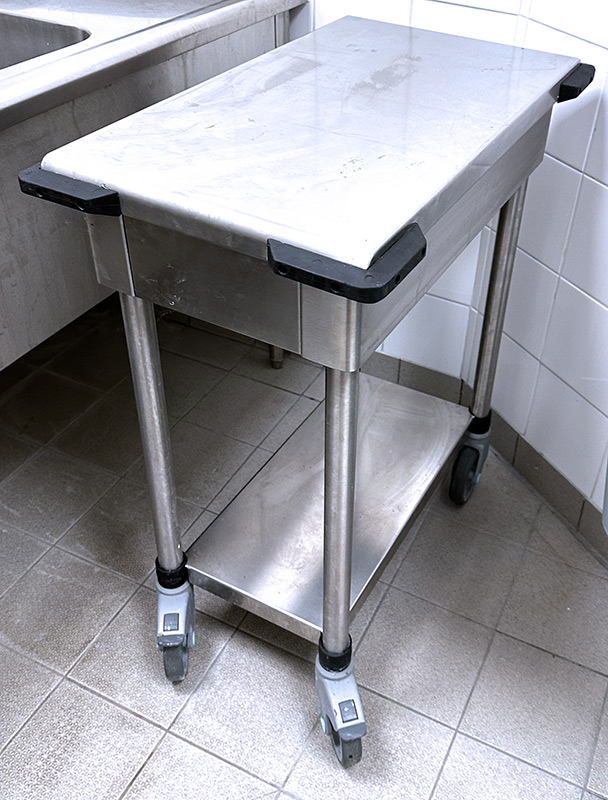 TABLE DE PREPARATION EN INOX ALIMENTAIRE AVEC ENTRETOISE REPOSANT SUR 4 PIEDS A ROULETTES DIRECTIONNELLES DONT 2 FREINEES. 90 X 75 X 44,5 CM. LOCALISATION -> AVE - 2 BOULEVARD DU GENERAL DE GAULLE - 92500 RUEIL MALMAISON