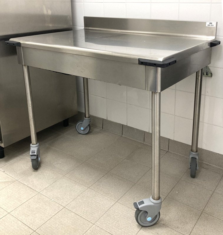 TABLE DE PREPARATION ADOSSEE N INOX ALIMENTAIRE REPOSANT SUR 4 PIEDS A ROULETTES DIRECTIONNELLES DONT 2 FREINEES. 100 X 105 X 74 CM. LOCALISATION -> AVE - 2 BOULEVARD DU GENERAL DE GAULLE - 92500 RUEIL MALMAISON