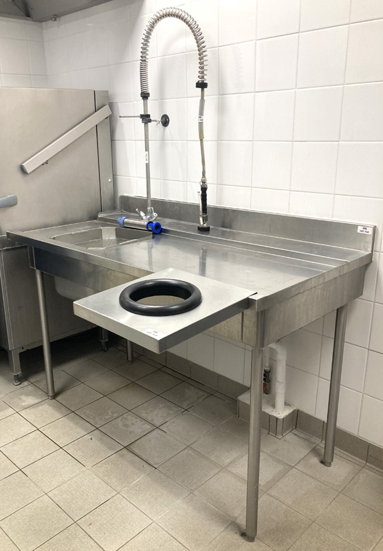 PLONGE ADOSSEE EN INOX ALIMENTAIRE AVEC SA DOUCHETTE ET SON MITIGEUR, 1 TAMIS A EVIER EN INOX ALIMENTAIRE ET 1 EXTENSION TROU VIDE ORDURE (5 X 35 X 40 CM). 189 X 150 X 75 CM. LOCALISATION -> AVE - 2 BOULEVARD DU GENERAL DE GAULLE - 92500 RUEIL MALMAISON