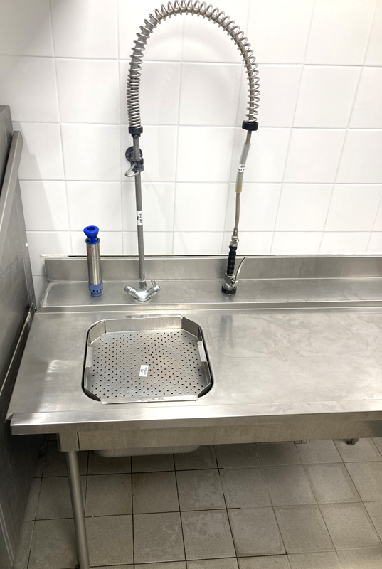 PLONGE ADOSSEE EN INOX ALIMENTAIRE AVEC SA DOUCHETTE ET SON MITIGEUR, 1 TAMIS A EVIER EN INOX ALIMENTAIRE ET 1 EXTENSION TROU VIDE ORDURE (5 X 35 X 40 CM). 189 X 150 X 75 CM. LOCALISATION -> AVE - 2 BOULEVARD DU GENERAL DE GAULLE - 92500 RUEIL MALMAISON