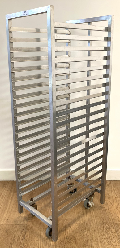 CHARIOT A ECHELLE A 20 NIVEAUX EN INOX ALIMENTAIRE REPOSANT SUR 4 ROULETTES DIRECTIONNELLES. ACCIDENT ROUES BLOQUEES. 138 X 38,5 X 53 CM. LOCALISATION -> AVE - 2 BOULEVARD DU GENERAL DE GAULLE - 92500 RUEIL MALMAISON