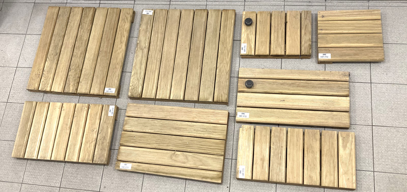 CAILLEBOTIS EN BOIS CLAIR EN 8 PARTIES, EPAISSEURS 5 CM, 2 DE 50 X 50 CM, 1 DE 50 X 32,5 CM, 1 DE 50 X 27 CM, 1 DE 50 X 29 CM, 1 DE 50 X 24,5 CM, 1 DE 33,5 X 24 CM ET 1 DE 26 X 29 CM. LOCALISATION -> AVE - 2 BOULEVARD DU GENERAL DE GAULLE - 92500 RUEIL MALMAISON