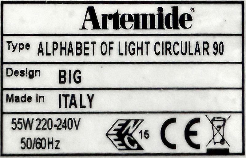 SUSPENSION LUMINEUSE LED CIRCULAIRE DESIGN BJARKE INGELS GROUP MODELE ALPHABET OF LIGHT CIRCULAR 90 SUSPENSION EDITIONS ARTEMIDE A DIFFUSEUR EN TECHNOPOLYMERE OPALE ET ALUMINIUM, TRANSFORMATEUR DANS SON BOITIER ROND EN POLYMERE BLANC (4,5 X 23,5 CM) ET 3 SUSPENTES EN FILIN D'ACIER. 5 X 90 CM.