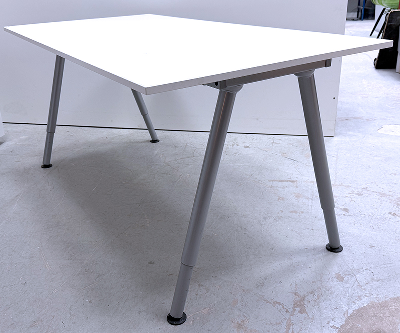 TABLE OU BUREAU DROIT PLATEAU RECTANGULAIRE EN BOIS STRATIFIE DE COULEUR BLANC REPOSANT SUR 4 PIEDS AJUSTABLES EN ACIER LAQUE DE COULEUR GRIS SUR PATINS. 73 X 160 X 80 CM. ON Y JOINT UN FAUTEUIL DE DIRECTION ASSISE, DOSSIER ET ACCOUDROIRS EN SIMILI CUIR REMBOURRE REPOSANT SUR 1 PIETEMENT ETOILE A 5 BRANCHES SUR ROULETTES EN ACIER LAQUE NOIR. USURE. 105 X 62 X 64 CM. LOCALISATION -> AVE - 2 BOULEVARD DU GENERAL DE GAULLE - 92500 RUEIL MALMAISON