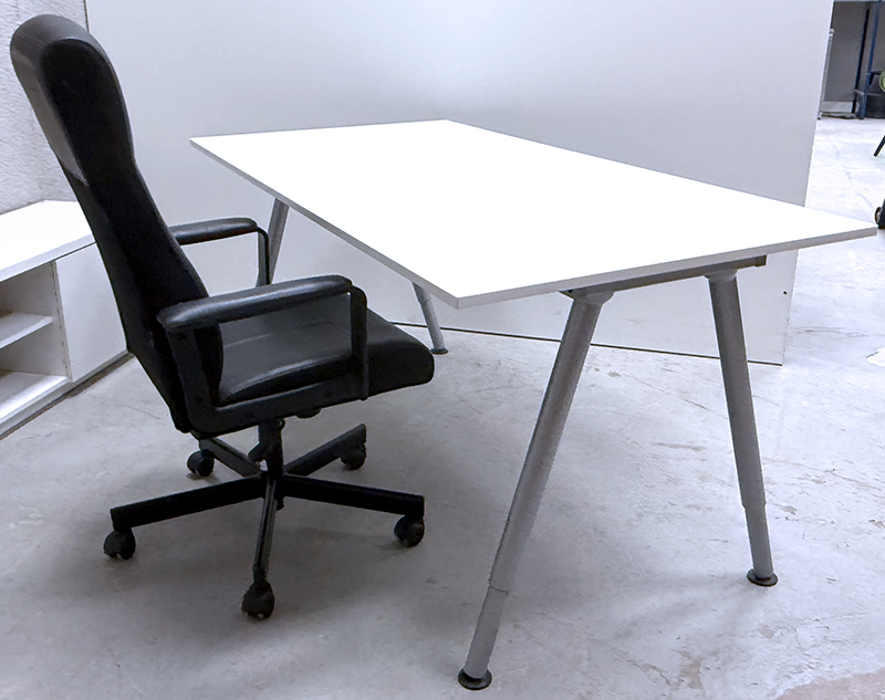 TABLE OU BUREAU DROIT PLATEAU RECTANGULAIRE EN BOIS STRATIFIE DE COULEUR BLANC REPOSANT SUR 4 PIEDS AJUSTABLES EN ACIER LAQUE DE COULEUR GRIS SUR PATINS. 73 X 160 X 80 CM. ON Y JOINT UN FAUTEUIL DE DIRECTION ASSISE, DOSSIER ET ACCOUDROIRS EN SIMILI CUIR REMBOURRE REPOSANT SUR 1 PIETEMENT ETOILE A 5 BRANCHES SUR ROULETTES EN ACIER LAQUE NOIR. USURE. 105 X 62 X 64 CM. LOCALISATION -> AVE - 2 BOULEVARD DU GENERAL DE GAULLE - 92500 RUEIL MALMAISON