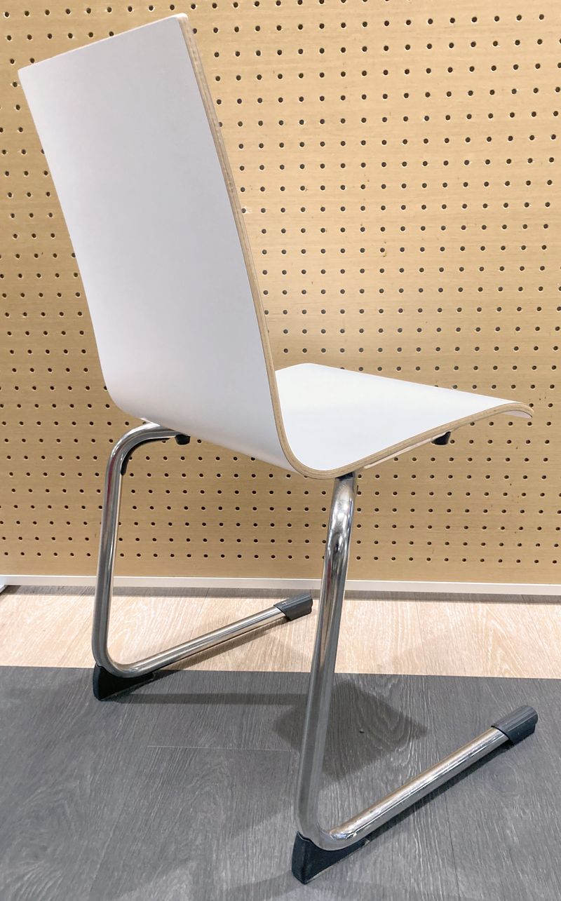 CHAISE EMPILABLE ET ACCROCHABLE DE MARQUE PEDRALI MODELE KUADRA 1395, ASSISE ET DOSSIER MONOCOQUE EN BOIS CONTREPLAQUE THERMOFORME DE COULEUR BLANCHE REPOSANT SUR UN PIETEMENT EN PORTE A FAUX INVERSE EN ACIER CHROME ET PATINS. 84 X 50 X 50 CM. 62 UNITES. VENDU A L'UNITE AVEC FACULTE DE REUNION.