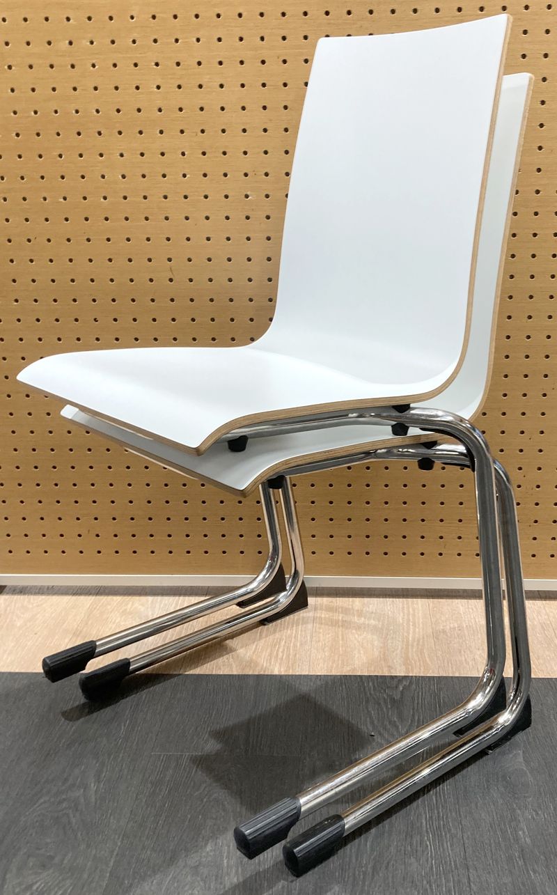 CHAISE EMPILABLE ET ACCROCHABLE DE MARQUE PEDRALI MODELE KUADRA 1395, ASSISE ET DOSSIER MONOCOQUE EN BOIS CONTREPLAQUE THERMOFORME DE COULEUR BLANCHE REPOSANT SUR UN PIETEMENT EN PORTE A FAUX INVERSE EN ACIER CHROME ET PATINS. 84 X 50 X 50 CM. 62 UNITES. VENDU A L'UNITE AVEC FACULTE DE REUNION.