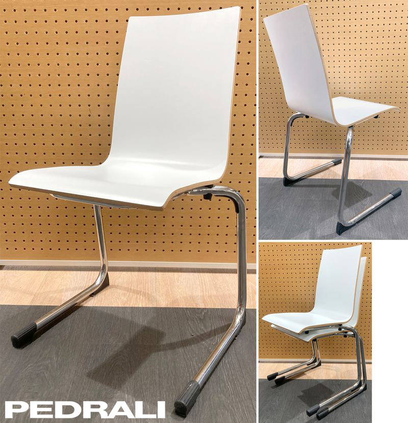 CHAISE EMPILABLE ET ACCROCHABLE DE MARQUE PEDRALI MODELE KUADRA 1395, ASSISE ET DOSSIER MONOCOQUE EN BOIS CONTREPLAQUE THERMOFORME DE COULEUR BLANCHE REPOSANT SUR UN PIETEMENT EN PORTE A FAUX INVERSE EN ACIER CHROME ET PATINS. 84 X 50 X 50 CM. 62 UNITES. VENDU A L'UNITE AVEC FACULTE DE REUNION.