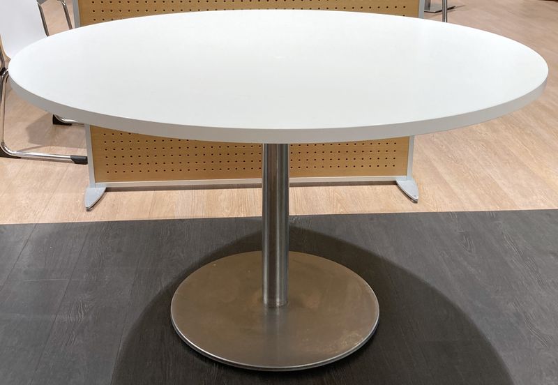 TABLE RONDE DE MARQUE PEDRALI PLATEAU EN BOIS STRATIFIE DE COULEUR BLANCHE REPOSANT SUR UN PIETEMENT COLONNE EN INOX AVEC POIDS EN FONTE D'ACIER. 77,5 X 130 CM. 2 UNITES. VENDU A L'UNITE AVEC FACULTE DE REUNION.