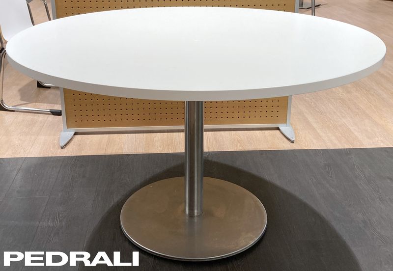 TABLE RONDE DE MARQUE PEDRALI PLATEAU EN BOIS STRATIFIE DE COULEUR BLANCHE REPOSANT SUR UN PIETEMENT COLONNE EN INOX AVEC POIDS EN FONTE D'ACIER. 77,5 X 130 CM. 2 UNITES. VENDU A L'UNITE AVEC FACULTE DE REUNION.