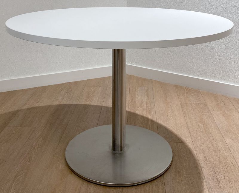 TABLE RONDE DE MARQUE PEDRALI PLATEAU EN BOIS STRATIFIE DE COULEUR BLANCHE REPOSANT SUR UN PIETEMENT COLONNE EN INOX AVEC POIDS EN FONTE D'ACIER. 77,5 X 110 CM. 3 UNITES. VENDU A L'UNITE AVEC FACULTE DE REUNION.