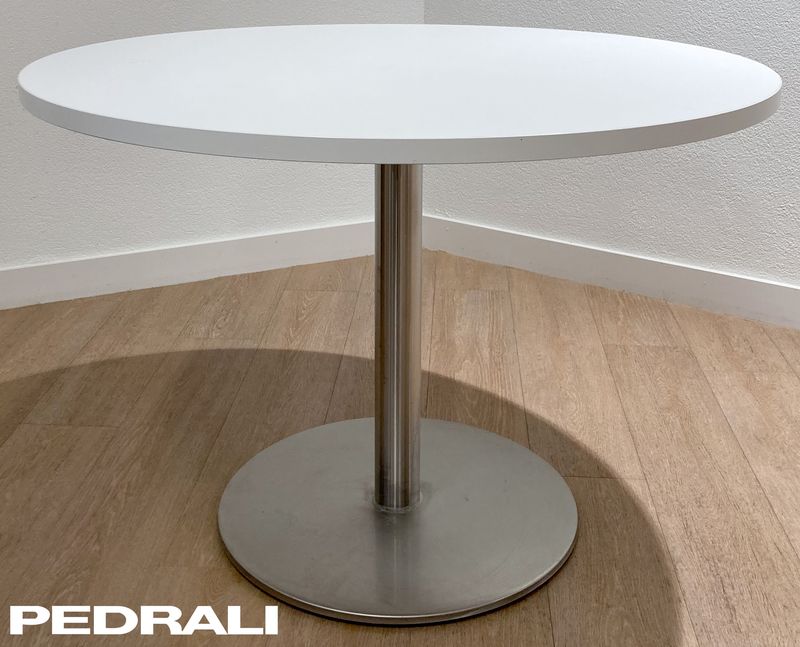 TABLE RONDE DE MARQUE PEDRALI PLATEAU EN BOIS STRATIFIE DE COULEUR BLANCHE REPOSANT SUR UN PIETEMENT COLONNE EN INOX AVEC POIDS EN FONTE D'ACIER. 77,5 X 110 CM. 3 UNITES. VENDU A L'UNITE AVEC FACULTE DE REUNION.