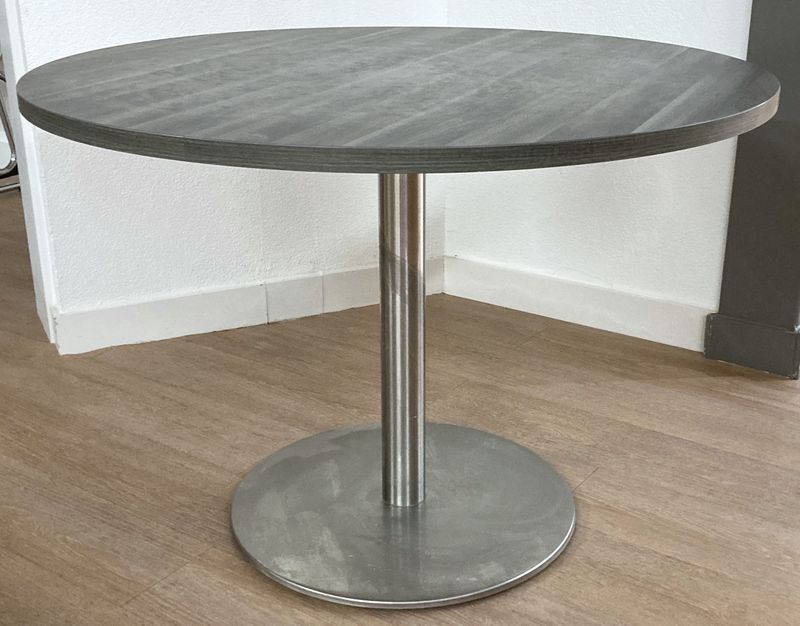 TABLE RONDE DE MARQUE PEDRALI PLATEAU EN BOIS STRATIFIE SOMBRE REPOSANT SUR UN PIETEMENT COLONNE EN INOX AVEC POIDS EN FONTE D'ACIER. 77,5 X 110 CM.