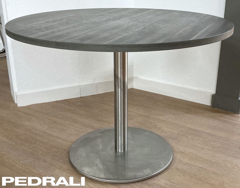 TABLE RONDE DE MARQUE PEDRALI PLATEAU EN BOIS STRATIFIE SOMBRE REPOSANT SUR UN PIETEMENT COLONNE EN INOX AVEC POIDS EN FONTE D'ACIER. 77,5 X 110 CM.