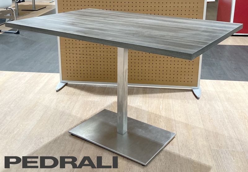 TABLE RECTANGULAIRE 4 PLACES DE MARQUE PEDRALI PLATEAU EN BOIS STRATIFIE SOMBRE REPOSANT SUR UN PIETEMENT EN INOX AVEC POIDS EN FONTE D'ACIER. 77,5 X 120 X 80 CM. 5 UNITES. VENDU A L'UNITE AVEC FACULTE DE REUNION.