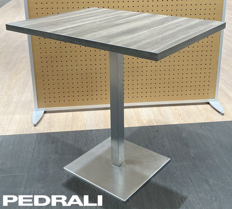 TABLE RECTANGULAIRE 2 PLACES DE MARQUE PEDRALI PLATEAU EN BOIS STRATIFIE SOMBRE REPOSANT SUR UN PIETEMENT EN INOX AVEC POIDS EN FONTE D'ACIER. 75,5 X 80 X 60 CM. 3 UNITES. VENDU A L'UNITE AVEC FACULTE DE REUNION.