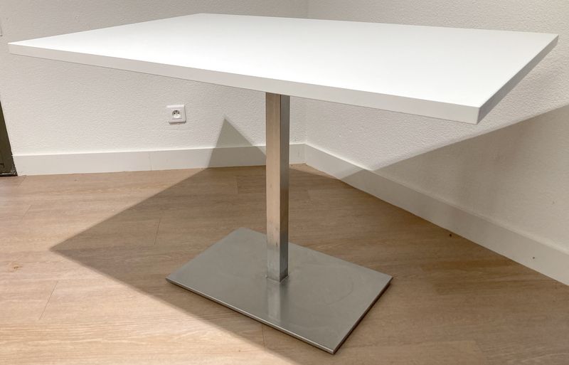 TABLE RECTANGULAIRE 4 PLACES DE MARQUE PEDRALI PLATEAU EN BOIS STRATIFIE DE COULEUR BLANCHE REPOSANT SUR UN PIETEMENT EN INOX AVEC POIDS EN FONTE D'ACIER. 77,5 X 120 X 80 CM. 7 UNITES. VENDU A L'UNITE AVEC FACULTE DE REUNION.