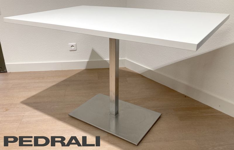 TABLE RECTANGULAIRE 4 PLACES DE MARQUE PEDRALI PLATEAU EN BOIS STRATIFIE DE COULEUR BLANCHE REPOSANT SUR UN PIETEMENT EN INOX AVEC POIDS EN FONTE D'ACIER. 77,5 X 120 X 80 CM. 7 UNITES. VENDU A L'UNITE AVEC FACULTE DE REUNION.