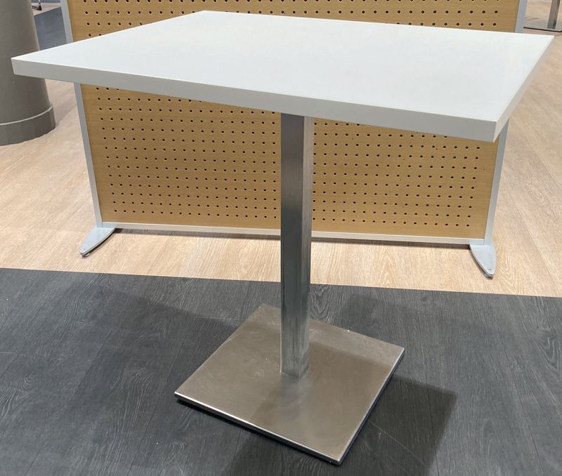 TABLE RECTANGULAIRE 2 PLACES DE MARQUE PEDRALI PLATEAU EN BOIS STRATIFIE DE COULEUR BLANC REPOSANT SUR UN PIETEMENT EN INOX AVEC POIDS EN FONTE D'ACIER. 77,5 X 80 X 60 CM. 3 UNITES. VENDU A L'UNITE AVEC FACULTE DE REUNION.