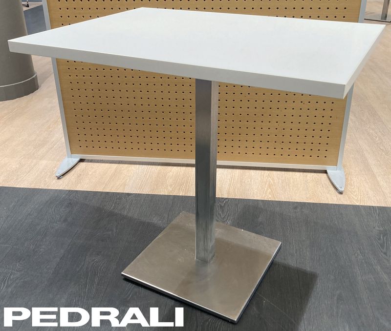 TABLE RECTANGULAIRE 2 PLACES DE MARQUE PEDRALI PLATEAU EN BOIS STRATIFIE DE COULEUR BLANC REPOSANT SUR UN PIETEMENT EN INOX AVEC POIDS EN FONTE D'ACIER. 77,5 X 80 X 60 CM. 3 UNITES. VENDU A L'UNITE AVEC FACULTE DE REUNION.