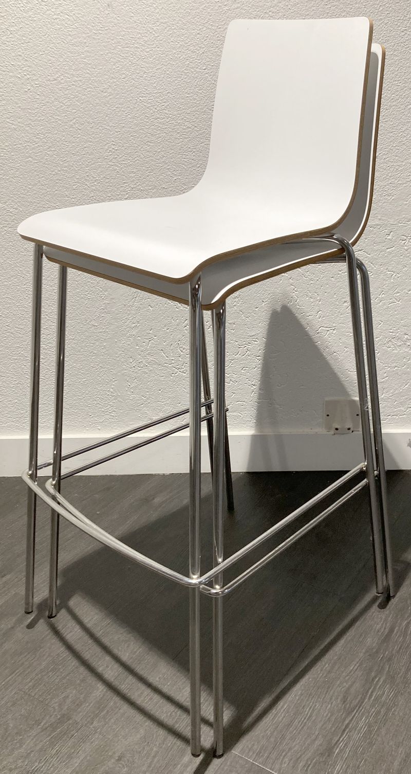 CHAISE HAUTE EMPILABLE DOSSIER ET ASSISE EN CONTREPLAQUE THERMOMOULE STRATIFIE DE COULEUR BLANCHE REPOSANT SUR UNE STRUCTURE EN ACIER CHROME AVEC REPOSE-PIEDS. 115 X 46 X 58 CM. 13 UNITES. VENDU A L'UNITE AVEC FACULTE DE REUNION.