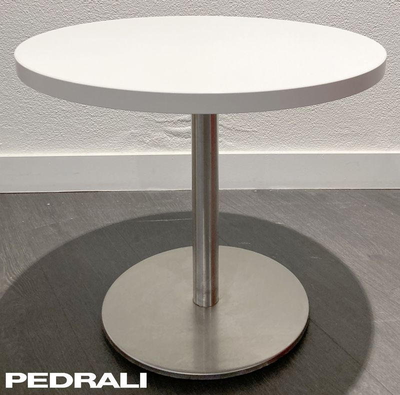 TABLE BASSE RONDE DE MARQUE PEDRALI PLATEAU EN BOIS STRATIFIE DE COULEUR BLANCHE REPOSANT SUR UN PIETEMENT COLONNE AVEC POIDS EN FONTE D'ACIER. 54 X 60 CM. 2 UNITES. VENDU A L'UNITE AVEC FACULTE DE REUNION.