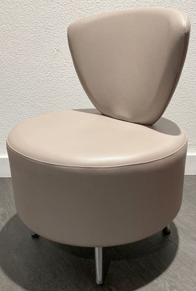 CHAUFFEUSE DE MARQUE AM-D MODELE BULLE DOSSIER ET ASSISE EN SIMILICUIR REMBOURRE DE COULEUR GRISE REPOSANT SUR 4 PIEDS EN INOX. 78 X 57 X 56 CM. 4 UNITES. VENDU A L'UNITE AVEC FACULTE DE REUNION.