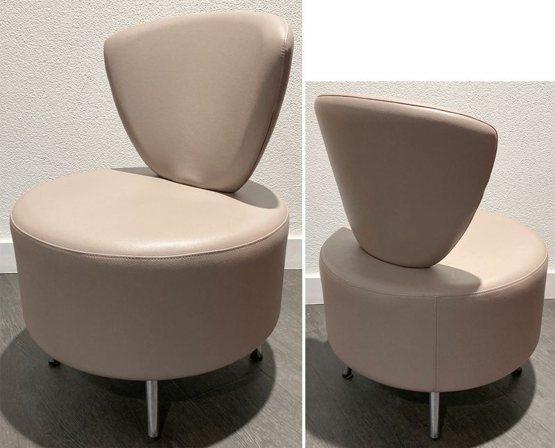 CHAUFFEUSE DE MARQUE AM-D MODELE BULLE DOSSIER ET ASSISE EN SIMILICUIR REMBOURRE DE COULEUR GRISE REPOSANT SUR 4 PIEDS EN INOX. 78 X 57 X 56 CM. 4 UNITES. VENDU A L'UNITE AVEC FACULTE DE REUNION.