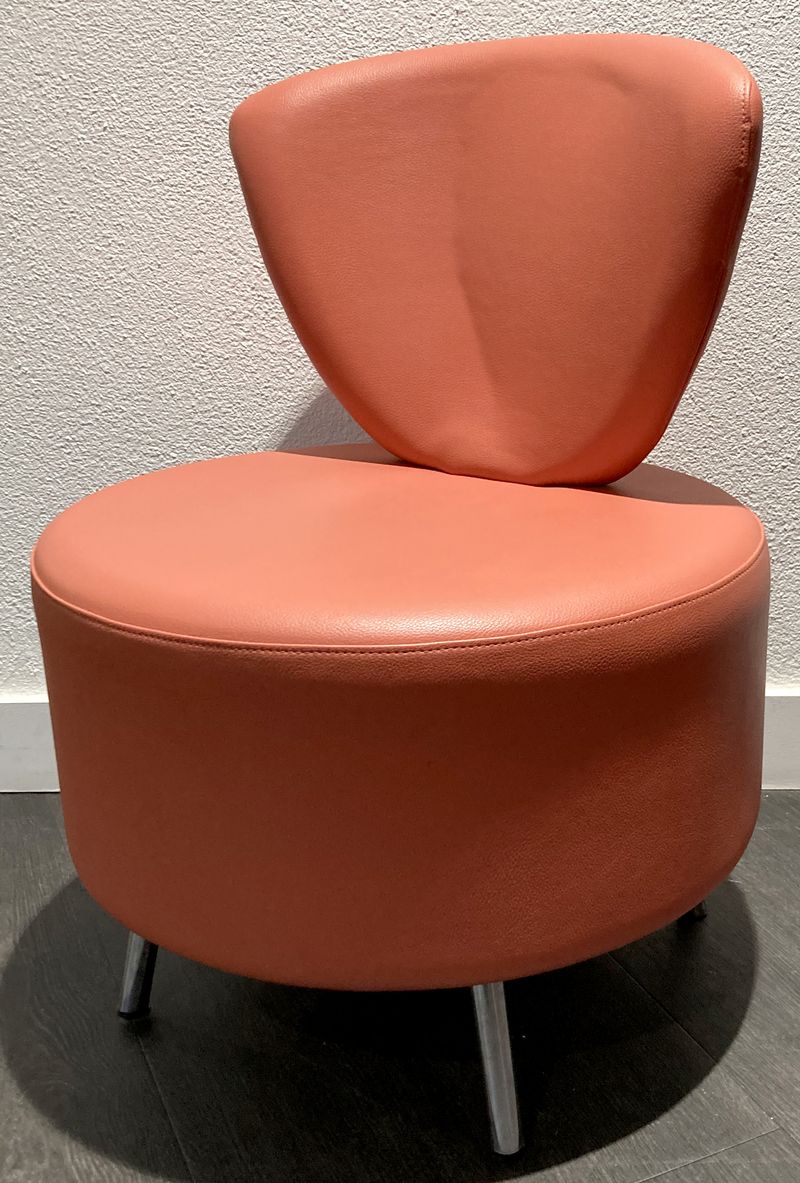 CHAUFFEUSE DE MARQUE AM-D MODELE BULLE DOSSIER ET ASSISE EN SIMILICUIR REMBOURRE DE COULEUR ORANGE REPOSANT SUR 4 PIEDS EN INOX. 78 X 57 X 56 CM. 4 UNITES. VENDU A L'UNITE AVEC FACULTE DE REUNION.