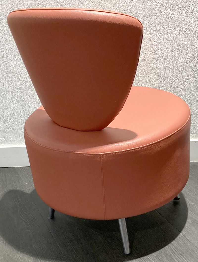 CHAUFFEUSE DE MARQUE AM-D MODELE BULLE DOSSIER ET ASSISE EN SIMILICUIR REMBOURRE DE COULEUR ORANGE REPOSANT SUR 4 PIEDS EN INOX. 78 X 57 X 56 CM. 4 UNITES. VENDU A L'UNITE AVEC FACULTE DE REUNION.