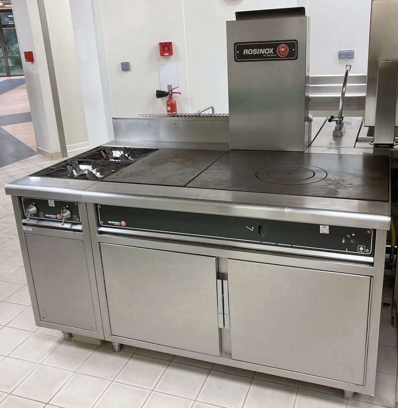 PIANO A GAZ DE MARQUE ROSINOX COMPRENANT 1 MODULE A 2 FEUX MODELE ROYAL CHEF FN OUVRANT PAR 2 PAR PORTES LATERALES SUR L'ALIMENTATION EN GAZ ET 1 PLAQUE DE CUISSON MODELE ROYAL CHEF PCF75 SURMONTE D'UNE CHEMINEE OUVRANT PAR 2 PORTES FRONTALES SUR 1 ETAGERE, LE TOUT REPOSANT SUR 6 PIEDS. MANQUE 1 BOUTON DE CONTROLE. 157 X 161 X 93 CM.