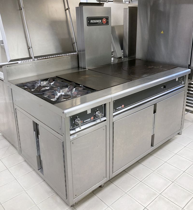 PIANO A GAZ DE MARQUE ROSINOX COMPRENANT 1 MODULE A 2 FEUX MODELE ROYAL CHEF FN OUVRANT PAR 2 PAR PORTES LATERALES SUR L'ALIMENTATION EN GAZ ET 1 PLAQUE DE CUISSON MODELE ROYAL CHEF PCF75 SURMONTE D'UNE CHEMINEE OUVRANT PAR 2 PORTES FRONTALES SUR 1 ETAGERE, LE TOUT REPOSANT SUR 6 PIEDS. MANQUE 1 BOUTON DE CONTROLE. 157 X 161 X 93 CM.